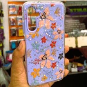 Funda protectora antigolpes estilo color morado con flores.