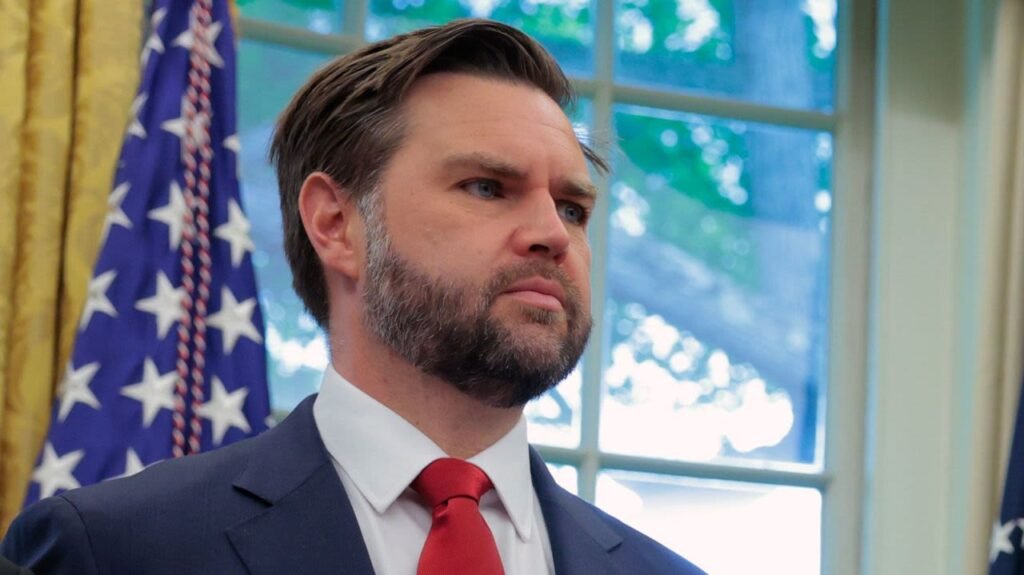 Primer plano del Senador JD Vance con traje azul, camisa blanca y corbata roja.
Retrato de JD Vance mirando hacia la derecha, con la bandera estadounidense y una ventana de fondo.
JD Vance, Senador de los Estados Unidos, en primer plano.
Imagen de JD Vance con barba incipiente, traje azul y corbata roja.
Fotografía de JD Vance con la bandera de EE.UU. parcialmente visible al fondo